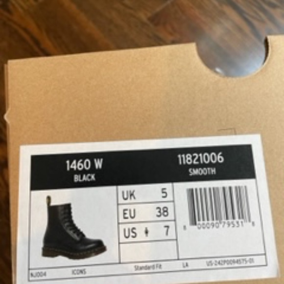 NIB, Dr. Marten's 1460 Black Smooth Leather Boot Size 7 - Picture 7 of 7